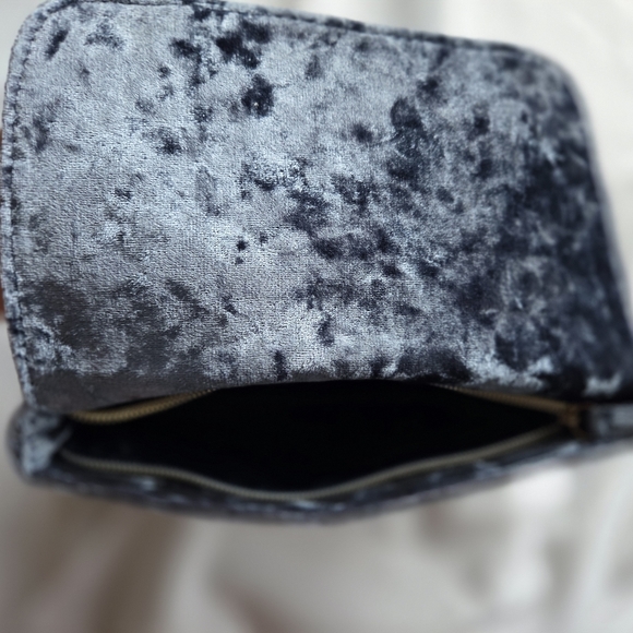 Chic Velvet Clutch Cosmetic Purse in Grey Blue Cle de peau beaute - Picture 12 of 13